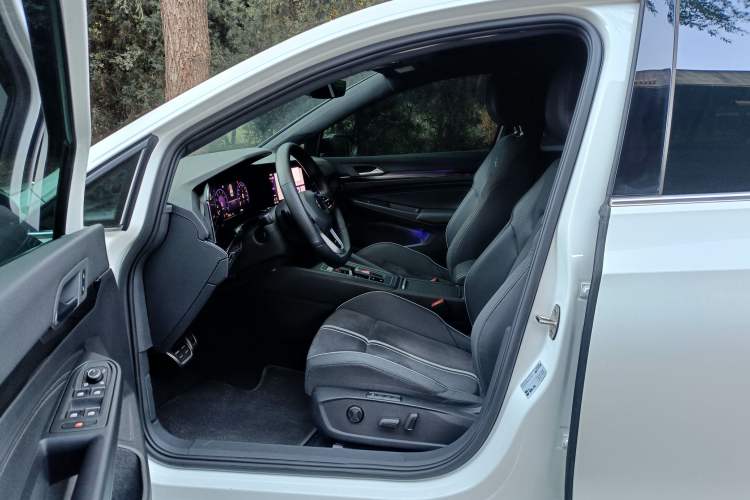 Used Volkswagen Golf 2023 Facelift 280TSI DSG R-Line Lite Interior 1