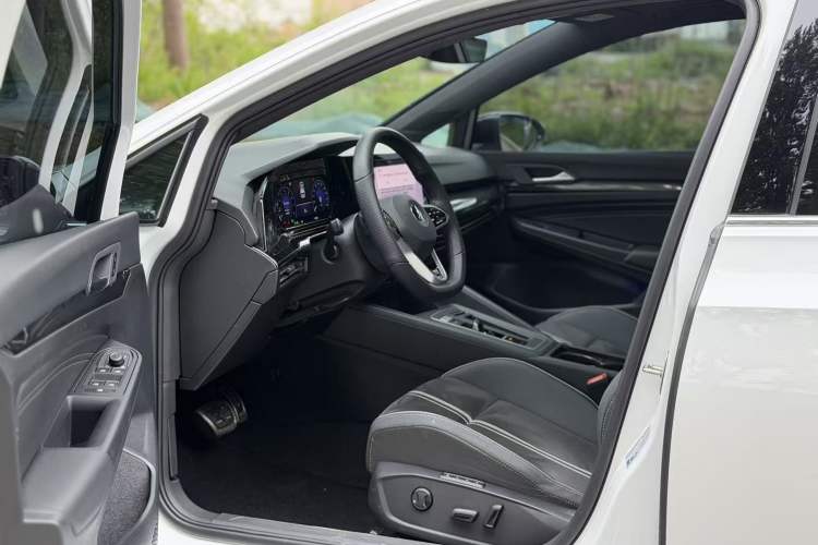 Used Volkswagen Golf 2023 280TSI DSG R-Line Lite Interior 2