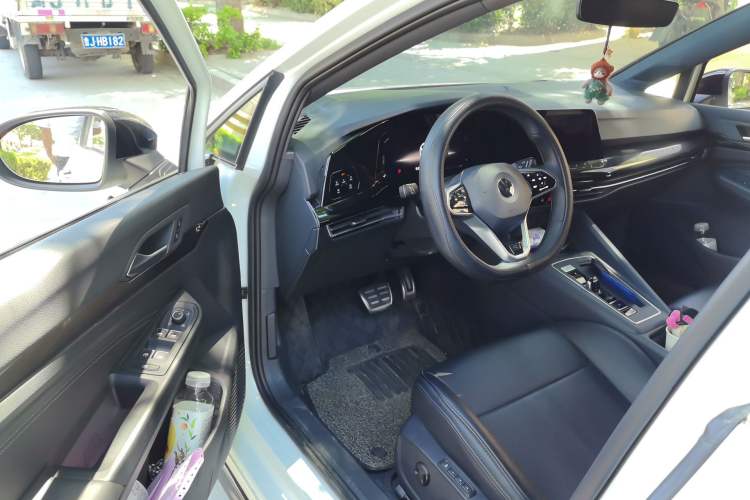 Used Volkswagen Golf 2023 Facelift 280TSI DSG R-Line Lite Interior 3