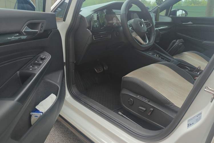 Used Volkswagen Golf 2023 Facelift 280TSI DSG R-Line Lite Interior 3
