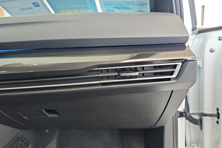 Used Volkswagen Golf 2023 Facelift 280TSI DSG R-Line Lite Interior 6