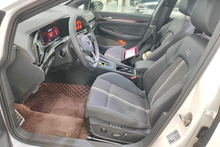 Used Volkswagen Golf 2023 Facelift 280TSI DSG R-Line Lite Left Front Seat
