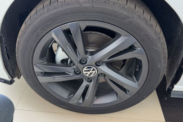 Used Volkswagen Golf 2023 Facelift 280TSI DSG R-Line Lite Left Front Wheel Hub