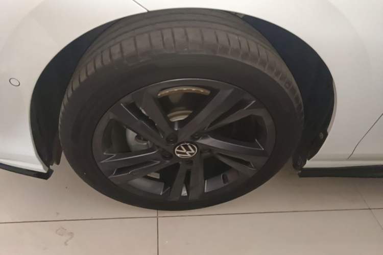 Used Volkswagen Golf 2023 Facelift 280TSI DSG R-Line Left Front Wheel Hub