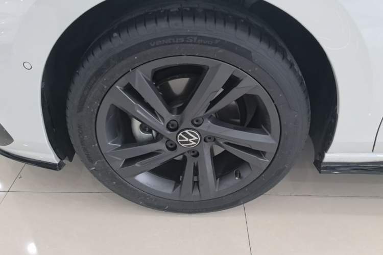 Used Volkswagen Golf 2023 Facelift 280TSI DSG R-Line Lite Left Front Wheel Hub