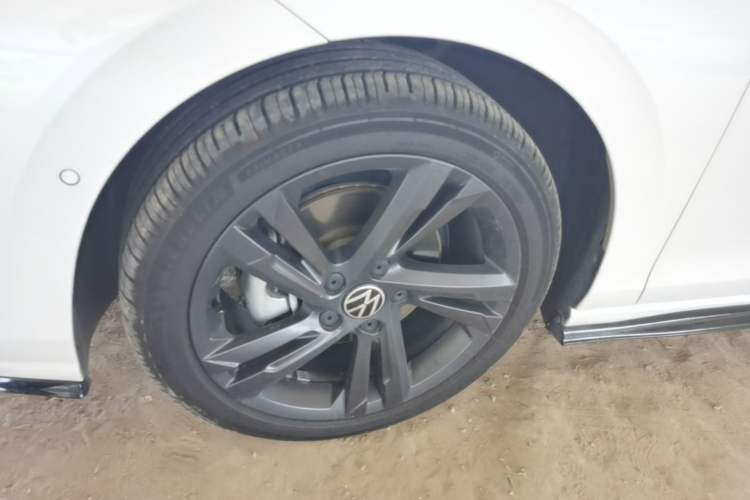 Used Volkswagen Golf 2023 280TSI DSG R-Line Lite Left Front Wheel Hub