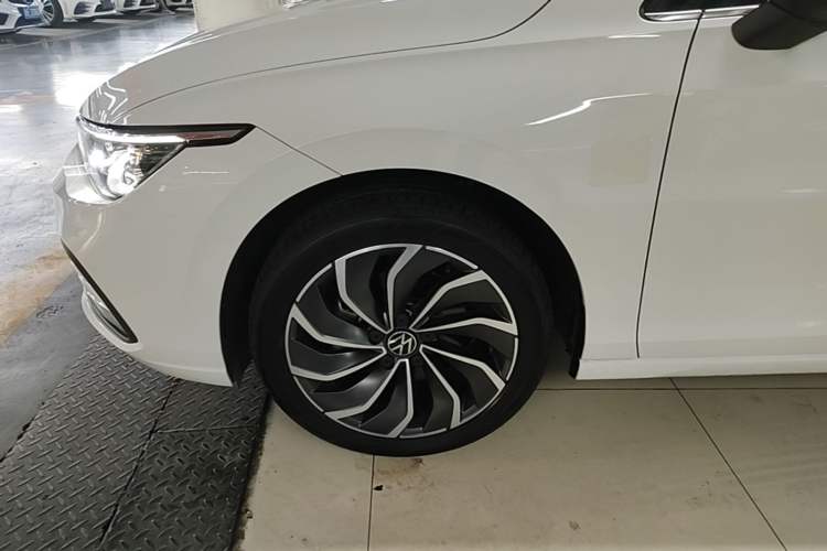 Used Volkswagen Golf 2023 Facelift 280TSI DSG Pro Left Front Wheel Hub