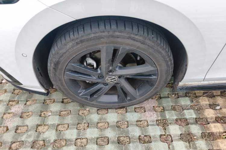 Used Volkswagen Golf 2023 Facelift 280TSI DSG R-Line Lite Left Front Wheel Hub
