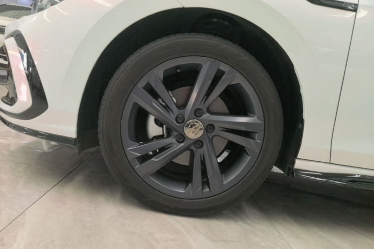 Used Volkswagen Golf 2023 Facelift 280TSI DSG R-Line Lite Left Front Wheel Hub