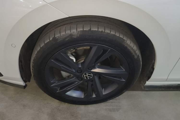 Used Volkswagen Golf 2023 Facelift 280TSI DSG R-Line Lite Left Front Wheel Hub