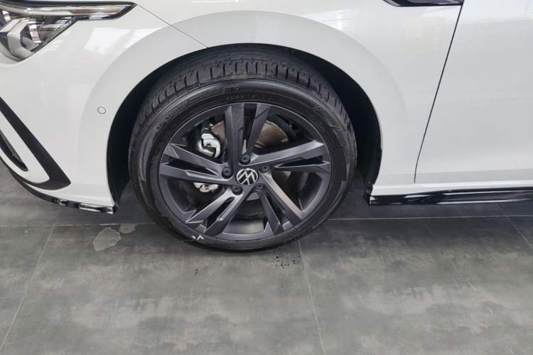 Used Volkswagen Golf 2023 Facelift 280TSI DSG R-Line Left Front Wheel Hub