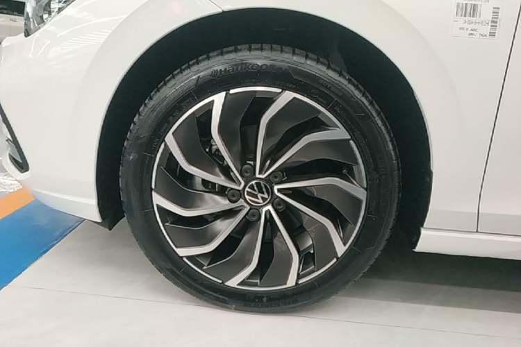 Used Volkswagen Golf 2023 Facelift 280TSI DSG Pro Left Front Wheel Hub