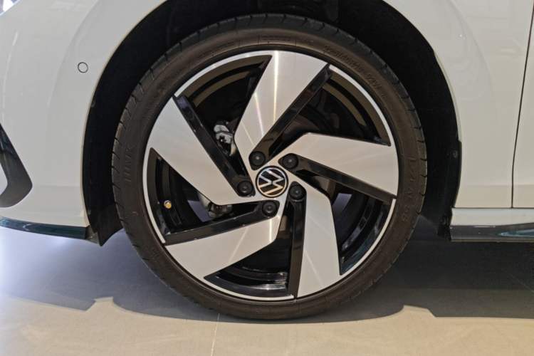 Used Volkswagen Golf 2023 Facelift 280TSI DSG R-Line Lite Left Front Wheel Hub