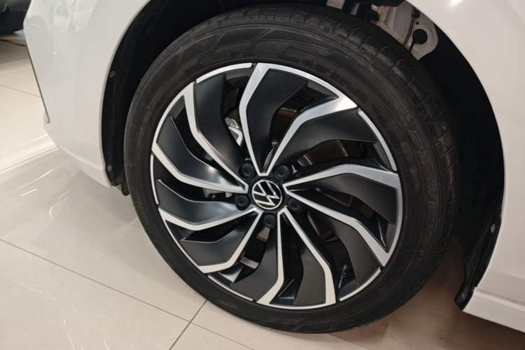 Used Volkswagen Golf 2023 Facelift 280TSI DSG Pro Left Front Wheel Hub