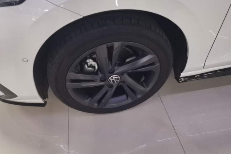Used Volkswagen Golf 2023 Facelift 280TSI DSG R-Line Lite Left Front Wheel Hub