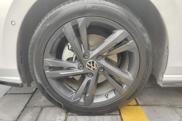 Used Volkswagen Golf 2023 Facelift 280TSI DSG R-Line Lite Left Front Wheel Hub