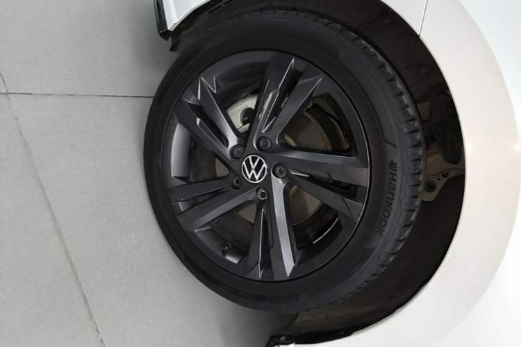 Used Volkswagen Golf 2023 280TSI DSG R-Line Lite Left Front Wheel Hub