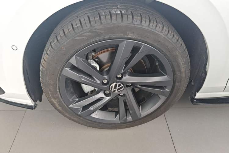 Used Volkswagen Golf 2023 Facelift 280TSI DSG R-Line Left Front Wheel Hub