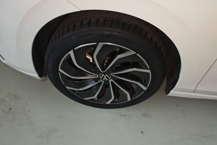 Used Volkswagen Golf 2023 200TSI DSG Pro Left Front Wheel Hub