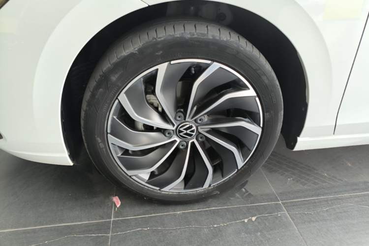 Used Volkswagen Golf 2023 Facelift 280TSI DSG Pro Left Front Wheel Hub