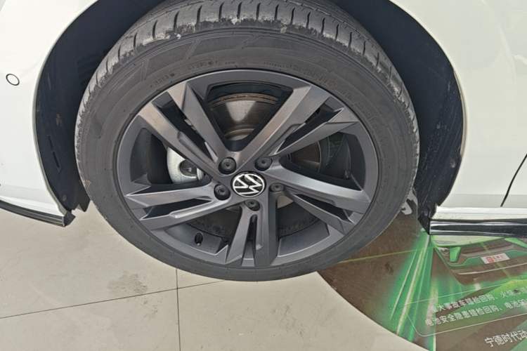 Used Volkswagen Golf 2023 Facelift 280TSI DSG R-Line Lite Left Front Wheel Hub