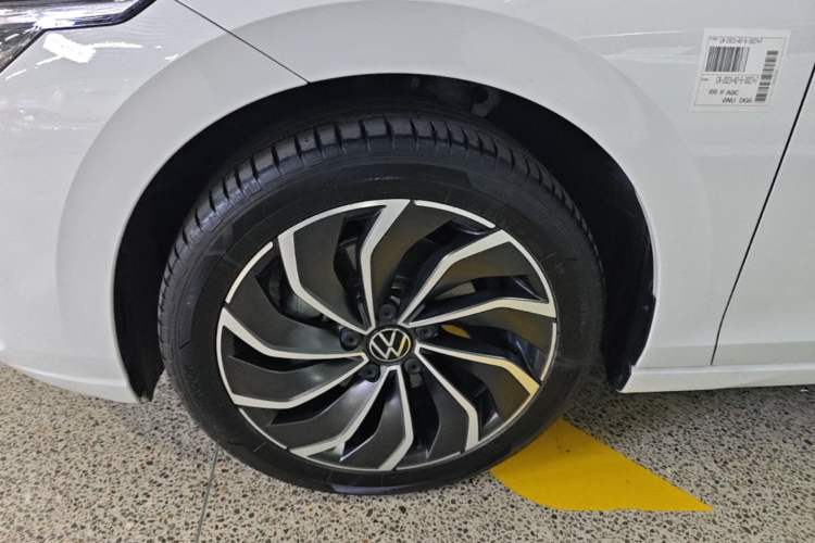 Used Volkswagen Golf 2023 Facelift 280TSI DSG Pro Left Front Wheel Hub