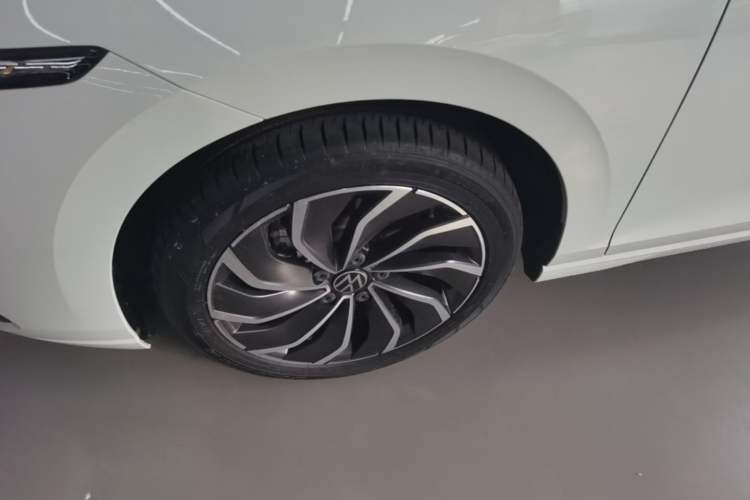 Used Volkswagen Golf 2023 280TSI DSG Pro Left Front Wheel Hub