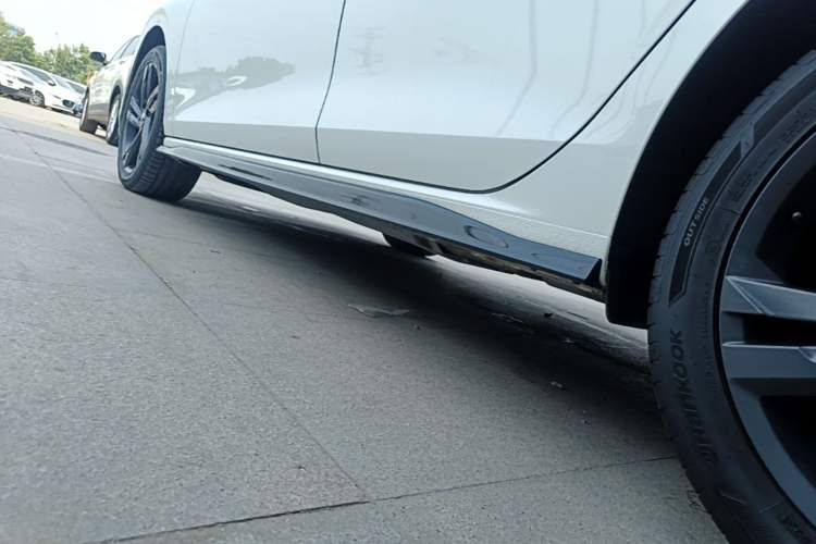 Used Volkswagen Golf 2023 Facelift 280TSI DSG R-Line Lite Left Side Sill