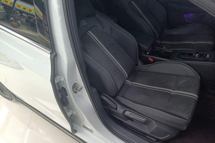 Used Volkswagen Golf 2023 Facelift 280TSI DSG R-Line Lite Right Front Seat