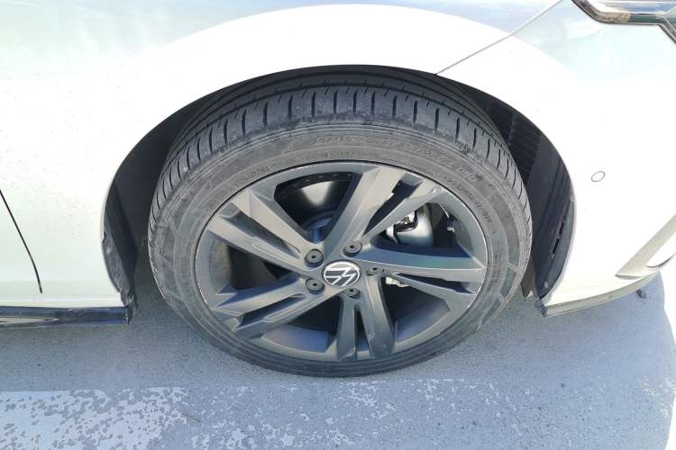 Used Volkswagen Golf 2023 280TSI DSG R-Line Lite Right Front Wheel Hub