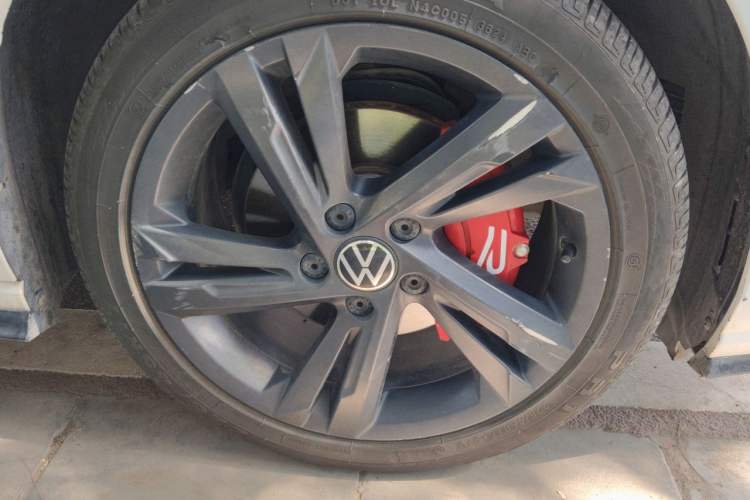Used Volkswagen Golf 2023 280TSI DSG R-Line Lite Right Front Wheel Hub