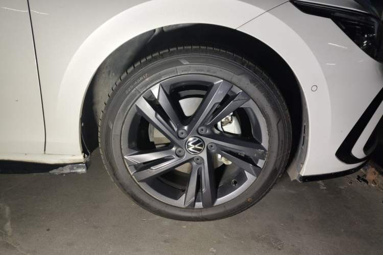 Used Volkswagen Golf 2023 Facelift 280TSI DSG R-Line Right Front Wheel Hub