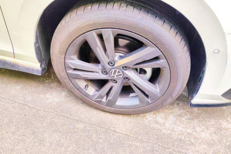 Used Volkswagen Golf 2023 Facelift 280TSI DSG R-Line Right Front Wheel Hub
