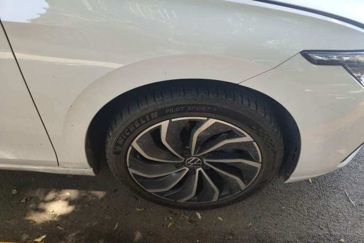 Used Volkswagen Golf 2023 280TSI DSG Pro 20th Anniversary Edition Right Front Wheel Hub