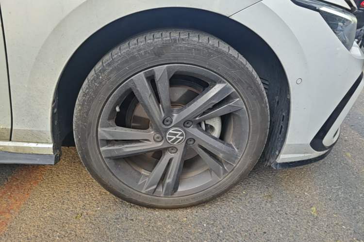 Used Volkswagen Golf 2023 Facelift 280TSI DSG R-Line Lite Right Front Wheel Hub