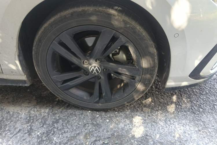 Used Volkswagen Golf 2023 280TSI DSG R-Line 20th Anniversary Edition Right Front Wheel Hub