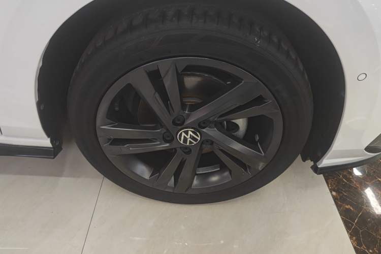 Used Volkswagen Golf 2023 Facelift 280TSI DSG R-Line Lite Right Front Wheel Hub