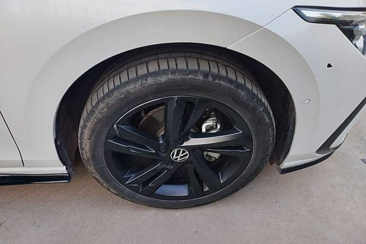 Used Volkswagen Golf 2023 Facelift 280TSI DSG R-Line Lite Right Front Wheel Hub