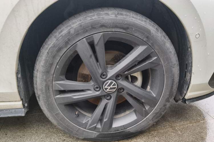 Used Volkswagen Golf 2023 Facelift 280TSI DSG R-Line Lite Right Front Wheel Hub