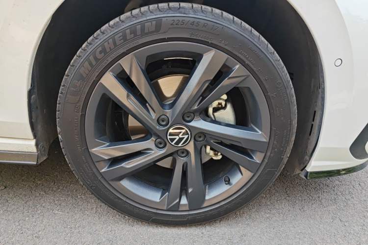 Used Volkswagen Golf 2023 280TSI DSG R-Line Lite Right Front Wheel Hub