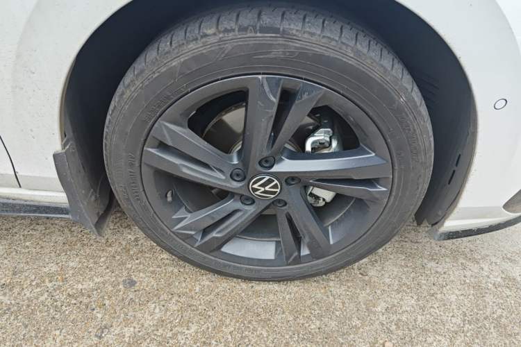 Used Volkswagen Golf 2023 Facelift 280TSI DSG R-Line Lite Right Front Wheel Hub