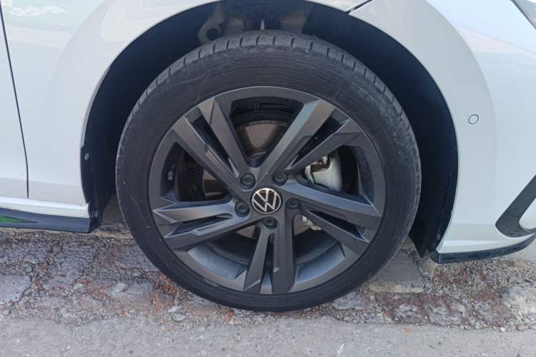 Used Volkswagen Golf 2023 280TSI DSG R-Line Lite Right Front Wheel Hub