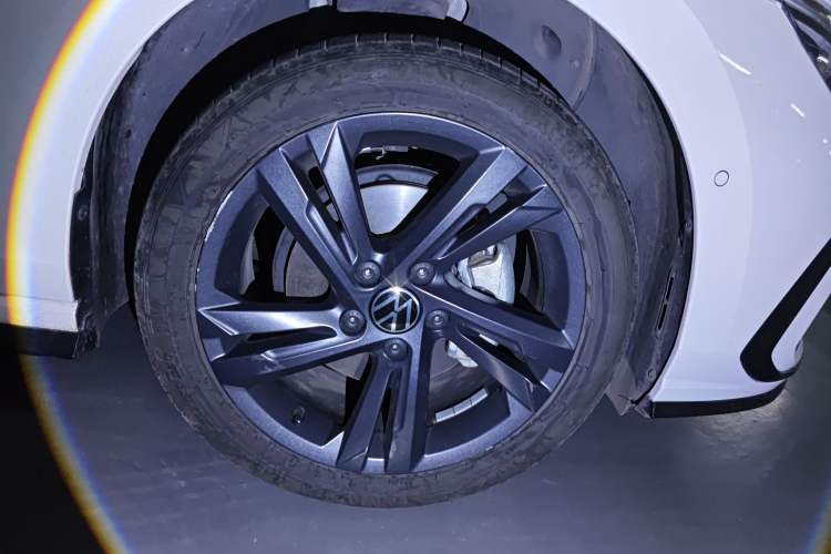 Used Volkswagen Golf 2023 Facelift 280TSI DSG R-Line Right Front Wheel Hub
