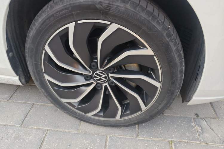 Used Volkswagen Golf 2023 280TSI DSG Pro 20th Anniversary Edition Right Front Wheel Hub
