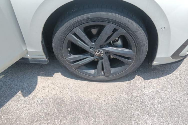 Used Volkswagen Golf 2023 Facelift 280TSI DSG R-Line Lite Right Front Wheel Hub