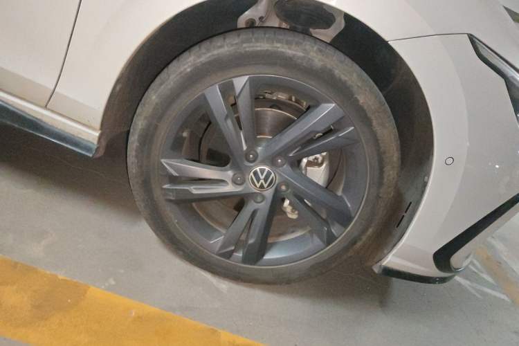 Used Volkswagen Golf 2023 280TSI DSG R-Line Lite Right Front Wheel Hub