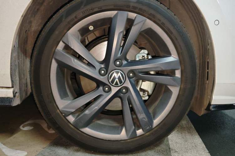 Used Volkswagen Golf 2023 Facelift 280TSI DSG R-Line Lite Right Front Wheel Hub