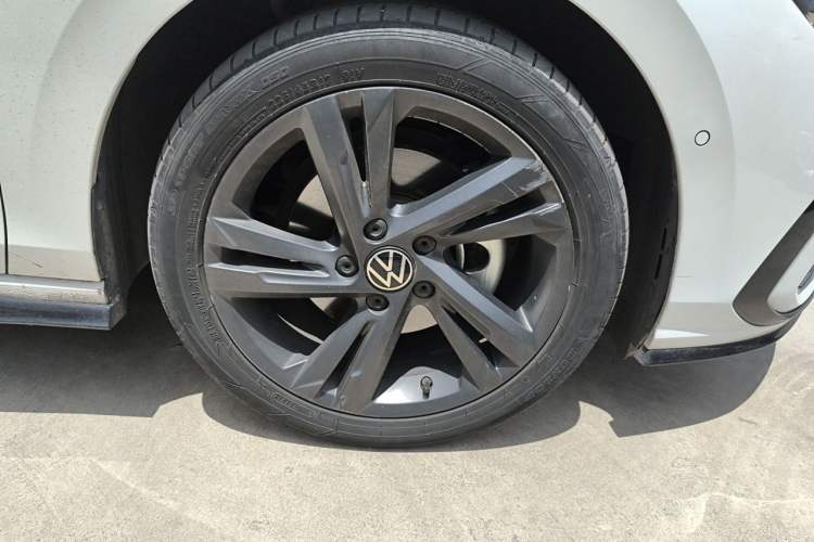 Used Volkswagen Golf 2023 Facelift 280TSI DSG R-Line Lite Right Front Wheel Hub