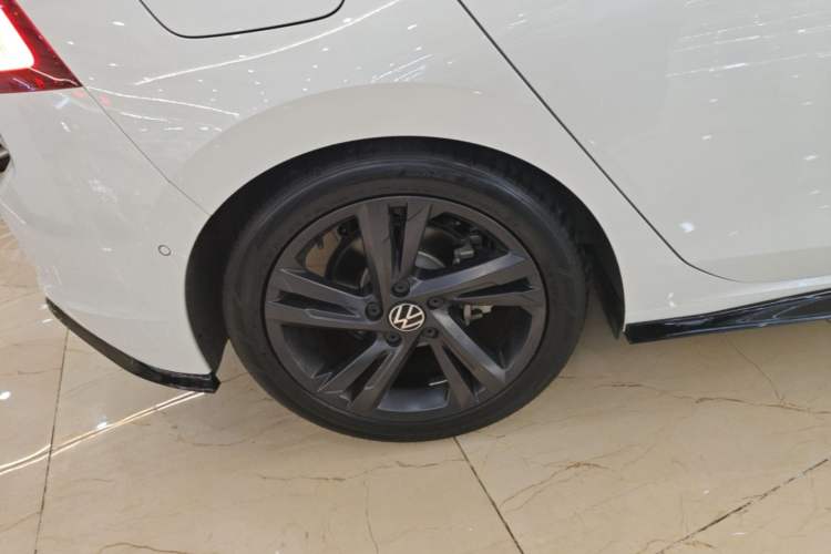 Used Volkswagen Golf 2023 Facelift 280TSI DSG R-Line Right Rear Wheel Hub