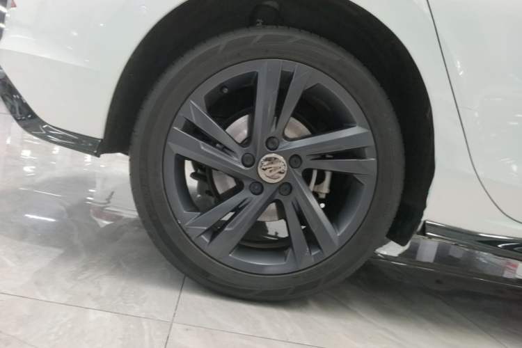 Used Volkswagen Golf 2023 Facelift 280TSI DSG R-Line Lite Right Rear Wheel Hub